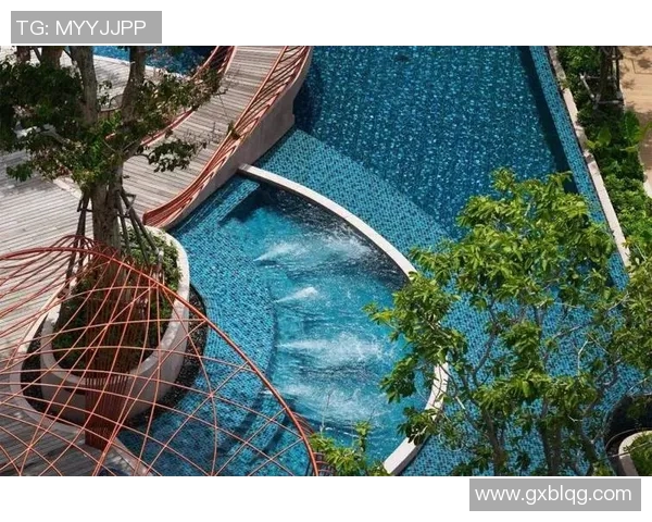 以泳池为核心打造夏日度假村 完美融合水景与休闲娱乐体验